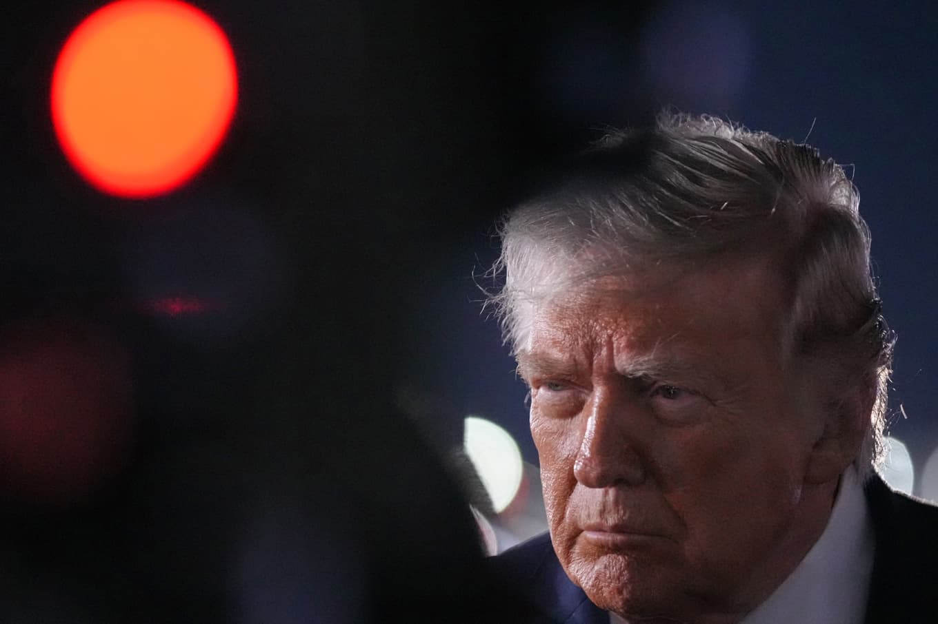 USA:s president Donald Trump på väg in i presidentflyget Air Force One under natten till tisdagen. Foto: Mark Schiefelbein/AP/TT