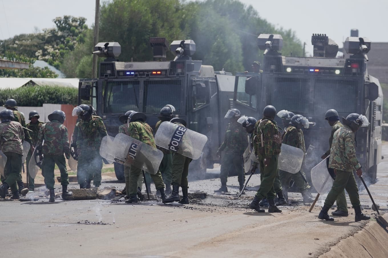 Kravallutrustad polis sattes på tisdagen in mot demonstranter i staden Nanyuki i Kenya. Foto: Brian Inganga/AP/TT