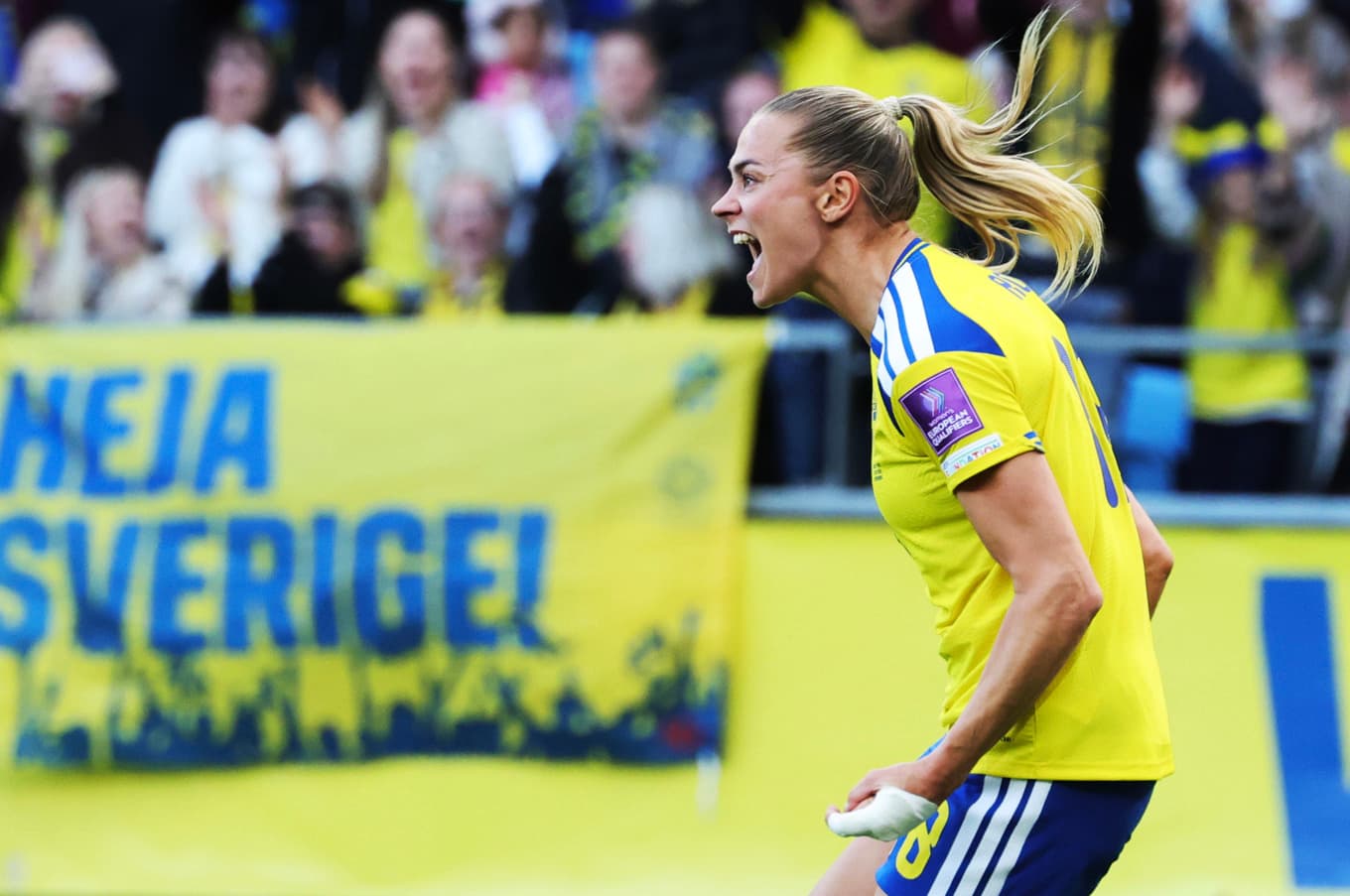 Fridolina Rolfö jublar efter 2–2-målet. Foto: Adam Ihse/TT