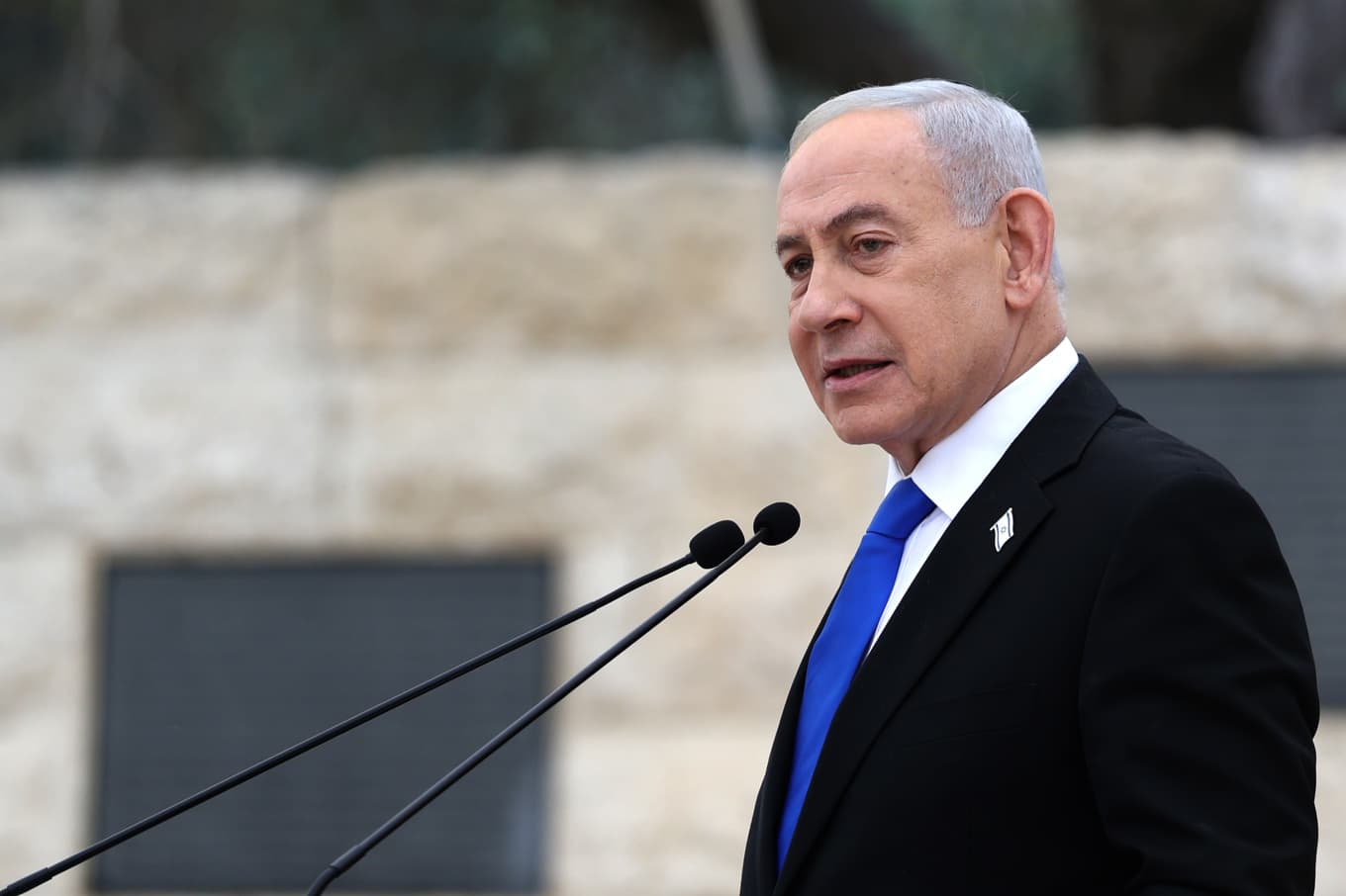 Israels premiärminister Benjamin Netanyahu, här vid en ceremoni på en begravningsplats i Jerusalem den 21 april. Foto: Ilia Yefimovich/poolfoto via AP/TT