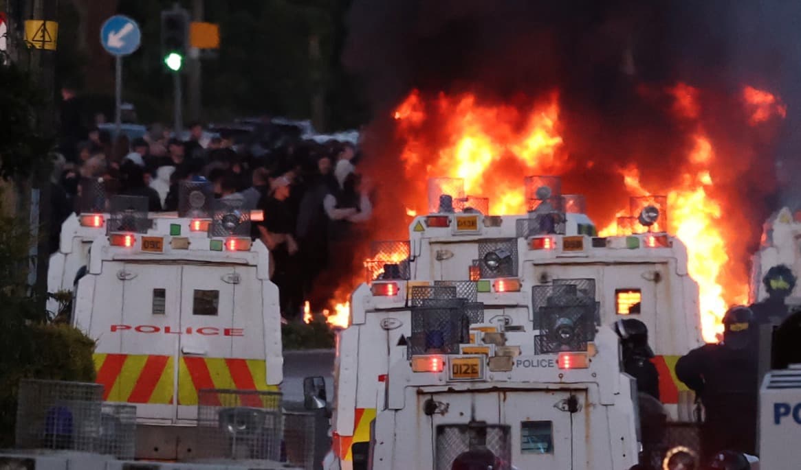 Polis försöker skingra demonstranter i Belfast i Nordirland sent på onsdagen. Foto: PA/AP/TT