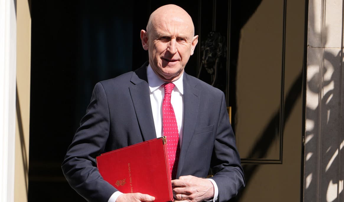 Storbritanniens avgående försvarsminister John Healey, på en bild från april. Foto: Kin Cheung/AP/TT