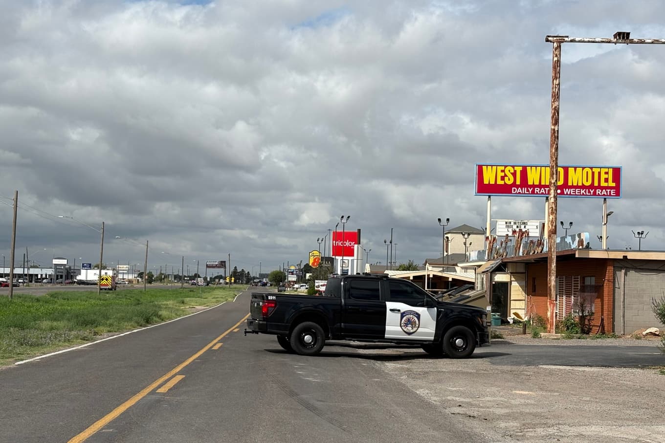 Polis omringar en skytt i staden Midland i Texas. Foto: Luke Dias/AP/TT