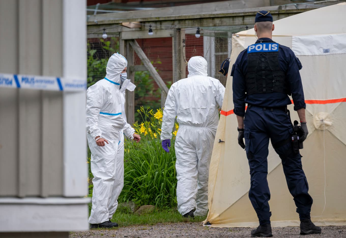 Polis och kriminaltekniker på plats vid ett bostadshus utanför Alvesta efter ett misstänkt grovt våldsbrott på lördagen. Foto: Johan Nilsson/TT
