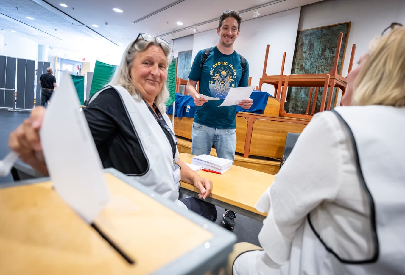 Yannic väntar på att hans valkuvert ska läggas i valurnan. ”Vill du att Karlshamns kommun ska säga ja eller nej till kärnkraft i kommunen om frågan tas upp i framtiden?” är frågan i folkomröstningen som avgörs under söndagen. Foto: Johan Nilsson/TT