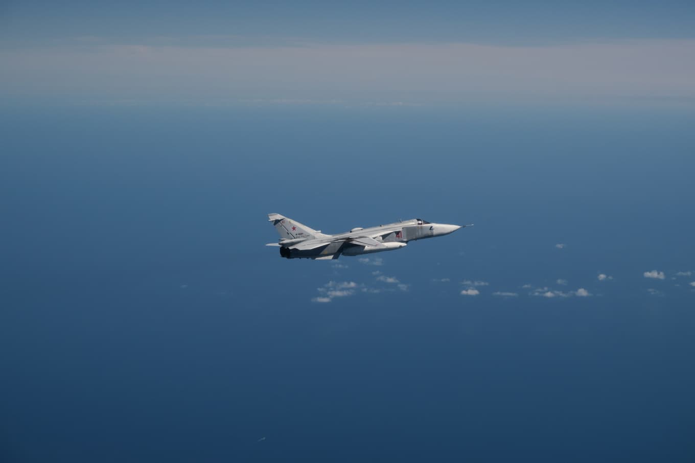 Bild på ett av de ryska stridsflygen, av typen Su-24, som var nära svenskt luftrum i fredags. Foto: Försvarsmakten