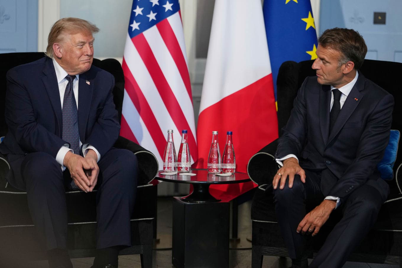 USA:s pesident Donald Trump meddelar att han skrivit under en överenskommelse med Iran. Beskedet lämnades under ett möte med Frankrikes president Emmanuel Macron i samband med G7-mötet i Evian-les-Bains. Foto: Julia Demaree Nikhinson/AP/TT