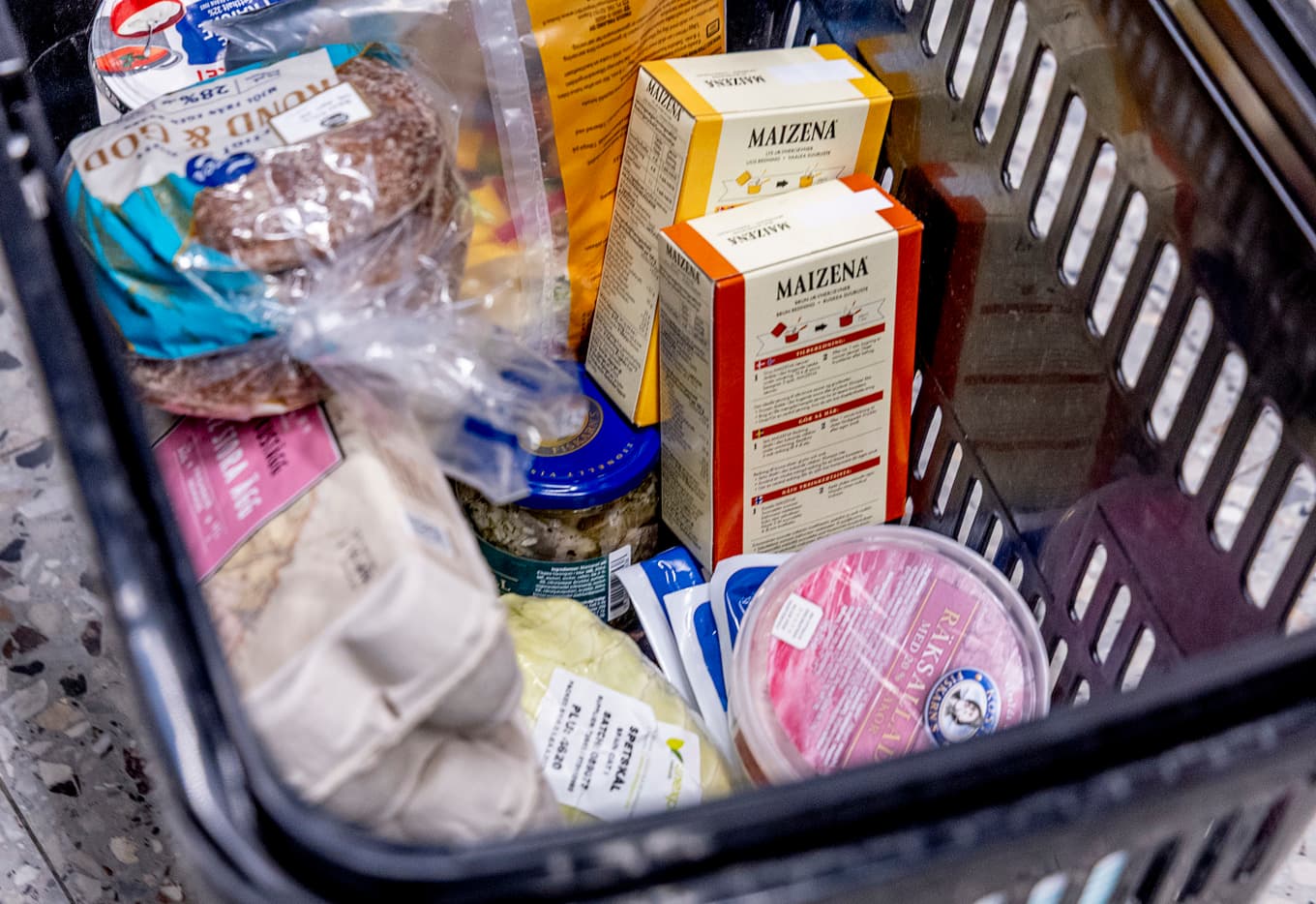 Åsa Lindestam, ordförande i PRO, är glad att momssänkningen lett till lägre priser i butik. ”Men det är viktigt att en sådan här stor satsning fortsätter att ge billigare matpriser – inte bara just nu när butikerna har ögonen på sig”, säger hon till TT. Foto: Adam Ihse/TT