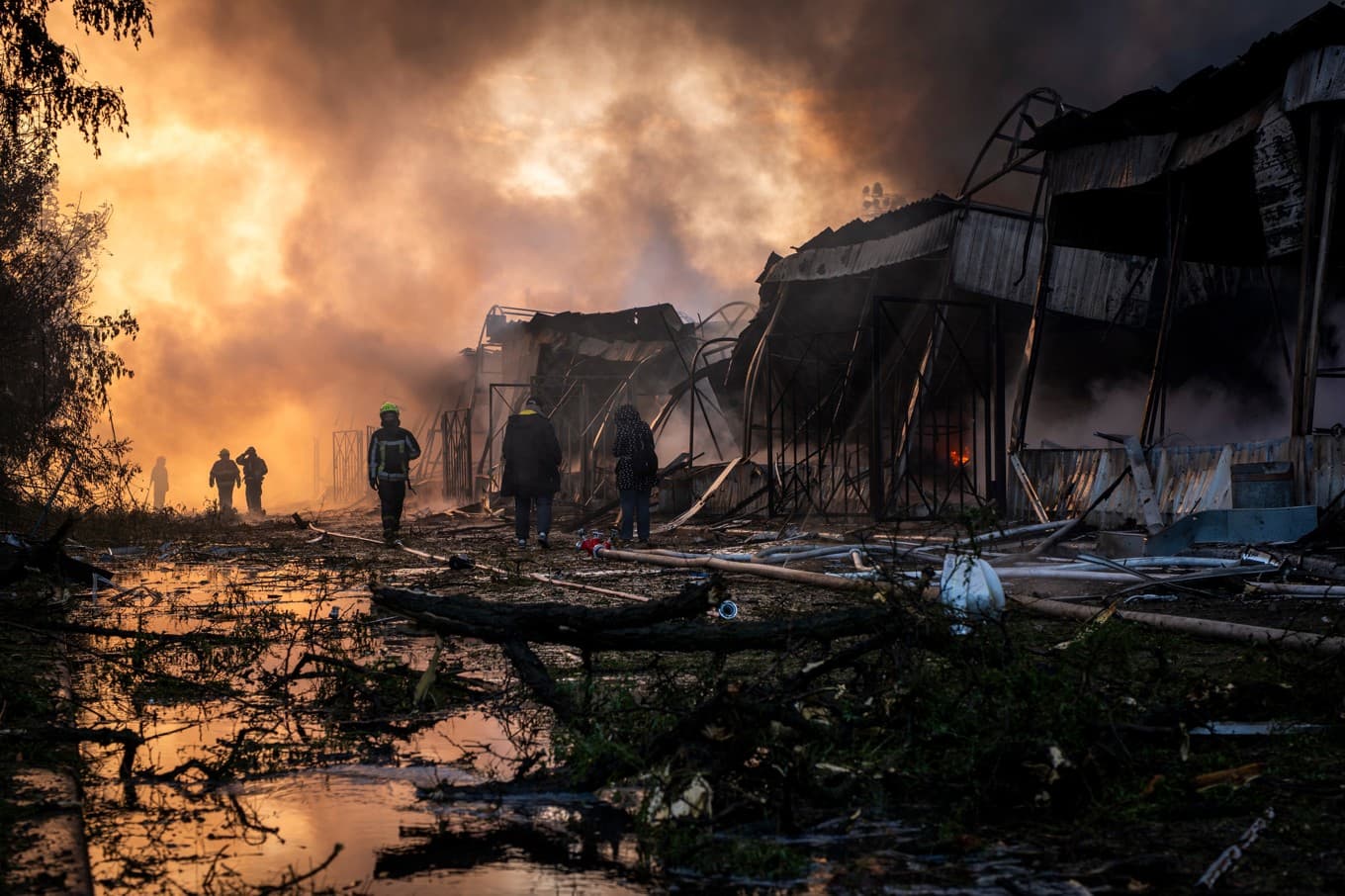Brandmän försöker släcka eldsvådor vid en marknadsplats i Ukrainas huvudstad Kiev på måndagen, efter intensiva ryska attacker. Foto: Dan Bashakov/AP/TT