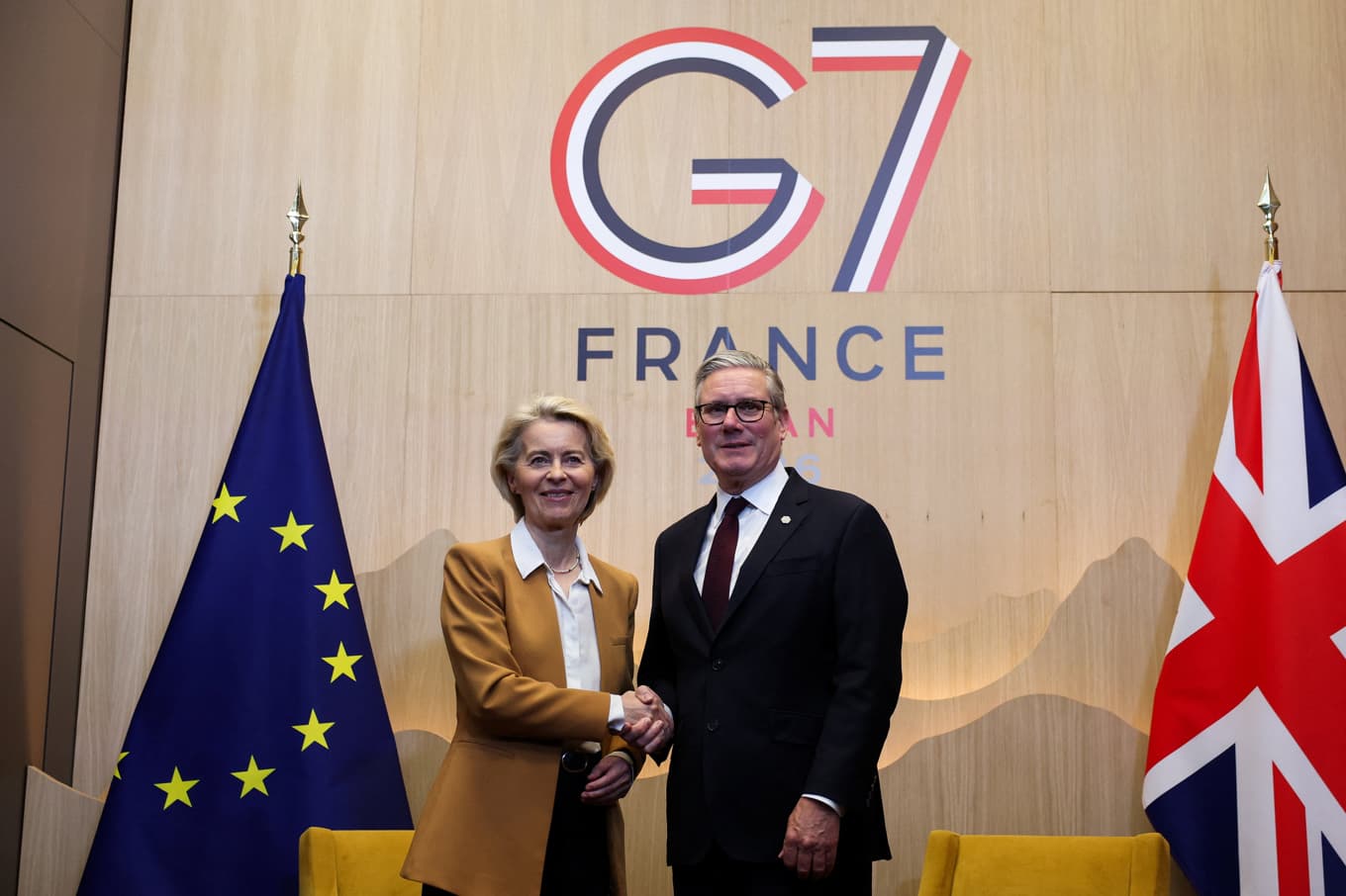 EU-kommissionens ordförande Ursula von der Leyen och Storbritanniens premiärminister Keir Starmer under ett möte i Evian på tisdagen. Foto: Isabel Infantes/AP/TT