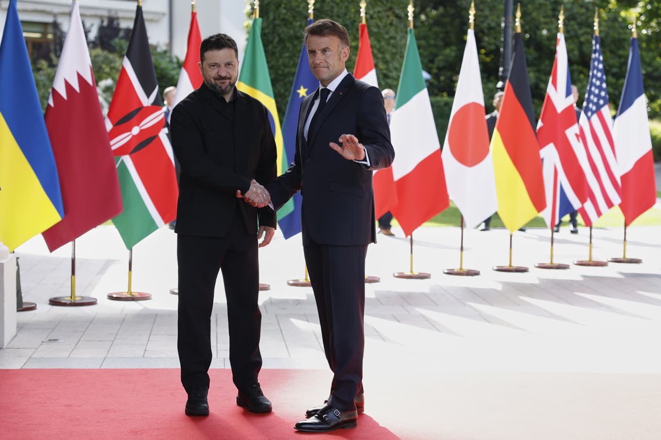 Ukrainas president Volodymyr Zelenskyj välkomnas till G7-mötet i Evian-les-Bains av Frankrikes president Emmanuel Macron. Foto: Yoan Valat/AP/TT