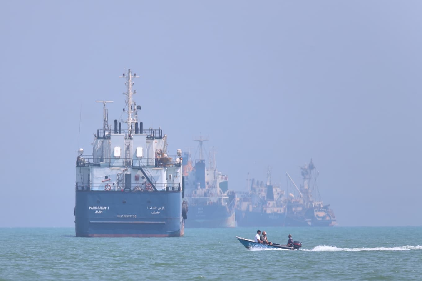 Fartyg i Hormuzsundet, fotograferade förra veckan. Foto: Amirhosein Khorgooi/AP/TT