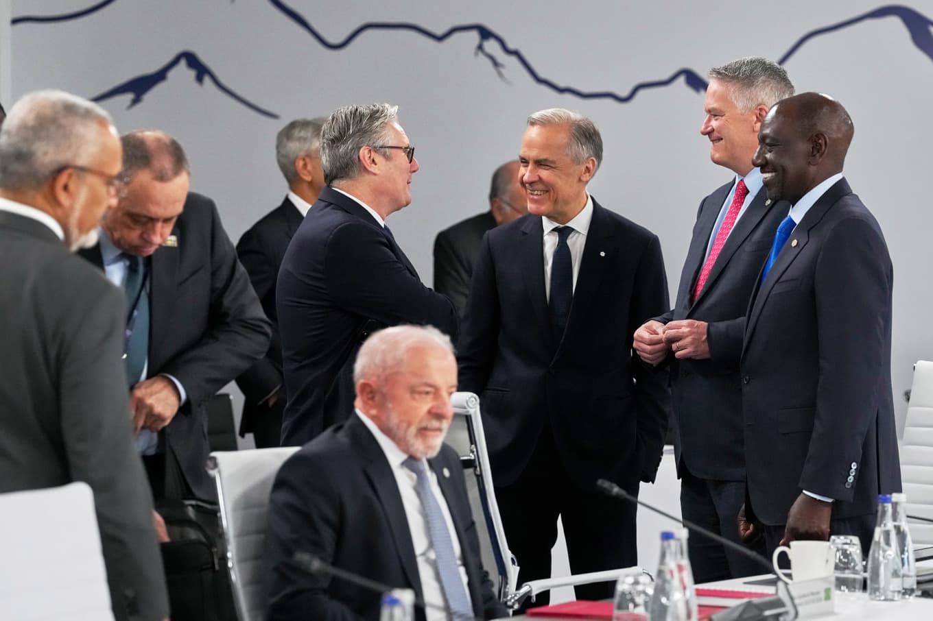Kanadas premiärminister Mark Carney i samspråk med bland andra Storbritanniens premiärminister Keir Starmer vid G7-mötet i Frankrike. Foto: Thibault Camus/AP/TT