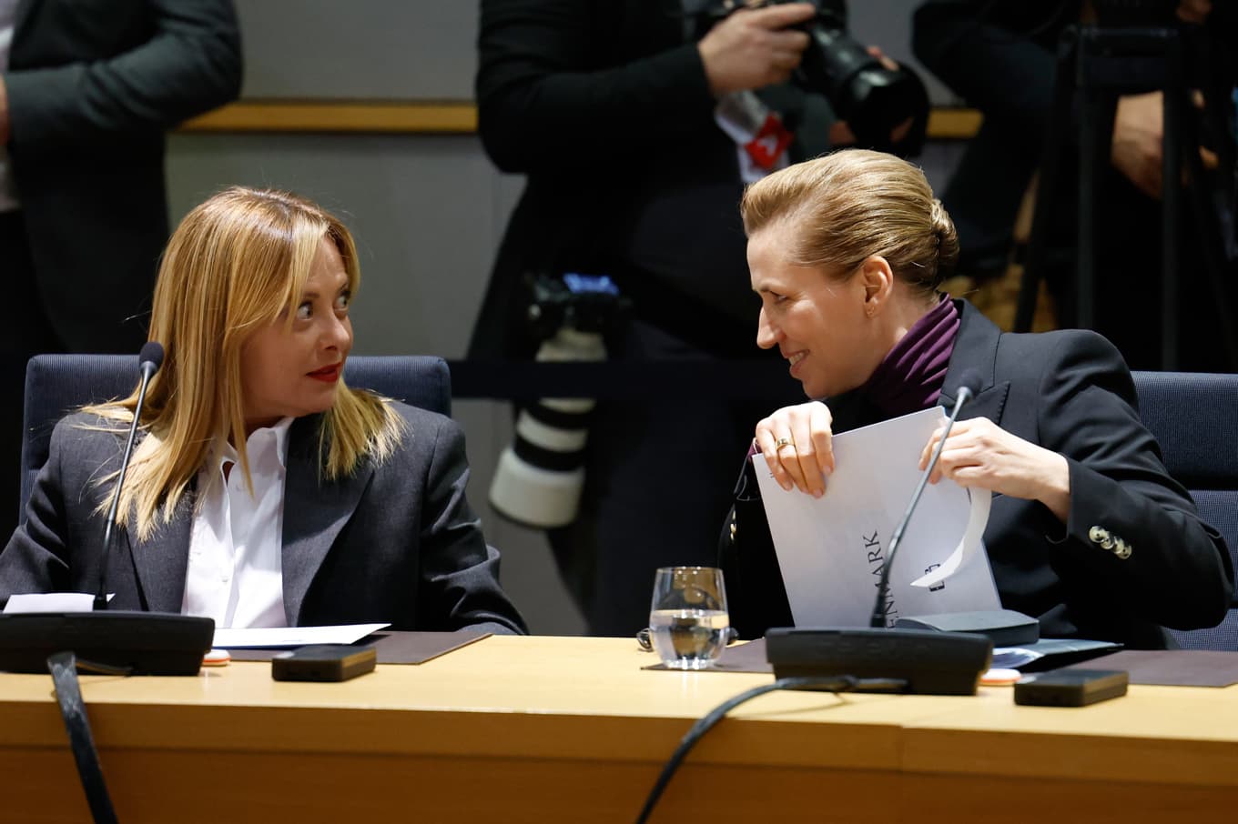 Italiens premiärminister Giorgia Meloni och Danmarks statsminister Mette Frederiksen är pådrivande i EU för en tuffare migrationspolitik. Arkivbild. Foto: Geert Vanden Wijngaert/AP/TT
