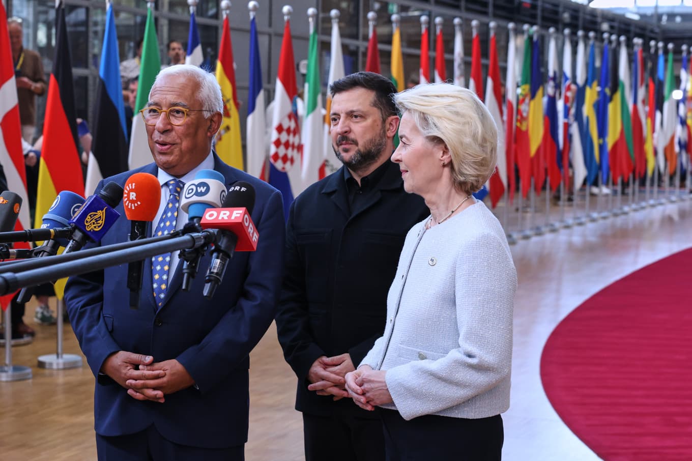EU:s rådsordförande António Costa till vänster, intill Ukrainas president Volodymyr Zelenskyj och EU-kommissionens ordförande Ursula von der Leyen. Foto: Omar Havana/AP/TT