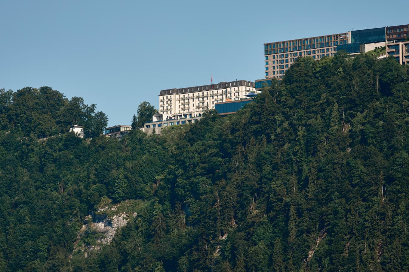 Det exklusiva Bürgenstock Resort i den schweiziska bergsbyn Obbürgen, som tros vara den tilltänkta platsen för de fortsatta samtalen mellan USA och Iran. Foto: Vadim Ghirda/AP/TT