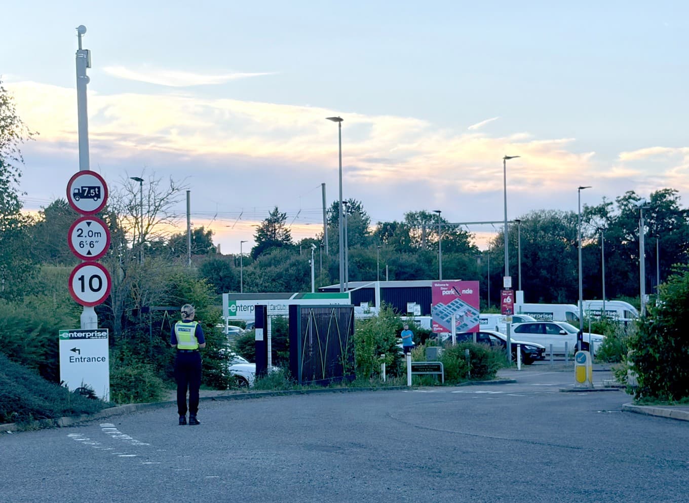 En person har bekräftats död efter tågkollisionen i Bedford norr om London. Foto: Jordan Reynolds/AP/TT