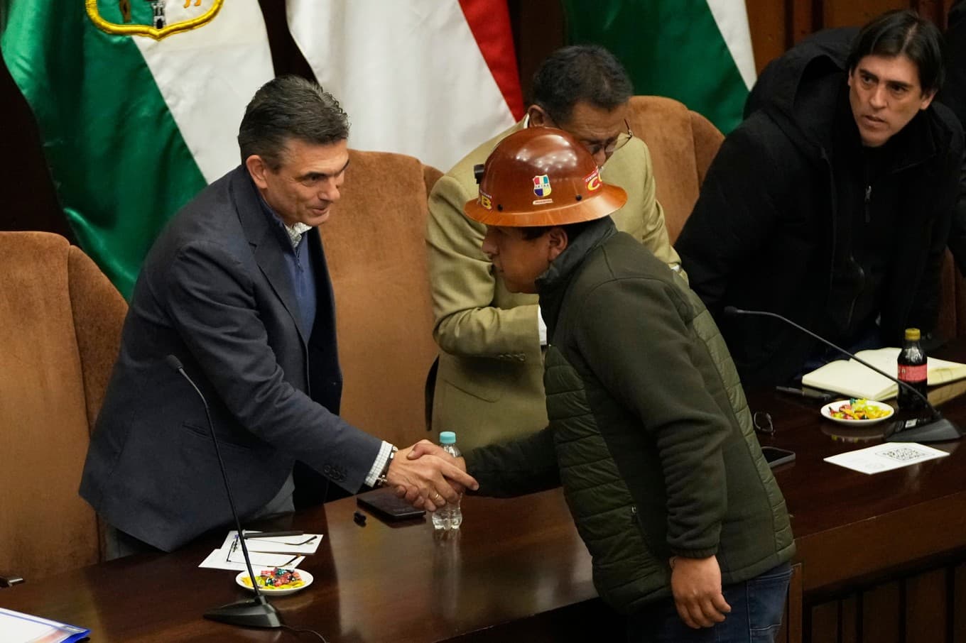 Bolivias president Rodrigo Paz, till vänster, skakar hand med fackföreningsrörelsen Cob:s ordförande Mario Argollo. Foto: Juan Karita/AP/TT