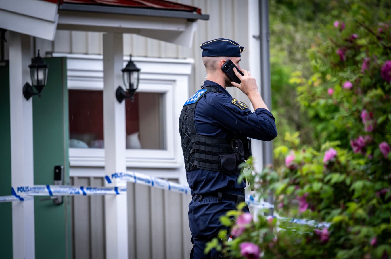 Avspärrningar vid ett bostadshus utanför Alvesta efter det grova våldsbrottet. Foto: Johan Nilsson/TT