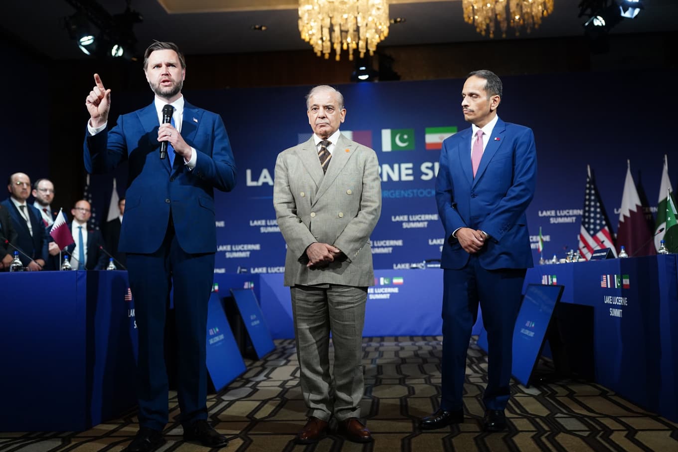 USA:s vice president JD Vance, Pakistans premiärminister Shehbaz Sharif och Qatars premiärminister Sheikh Mohammed bin Abdulrahman bin Jassim al-Thani i Bürgenstock på söndagen. Foto: Nathan Howard/poolfoto via AP/TT