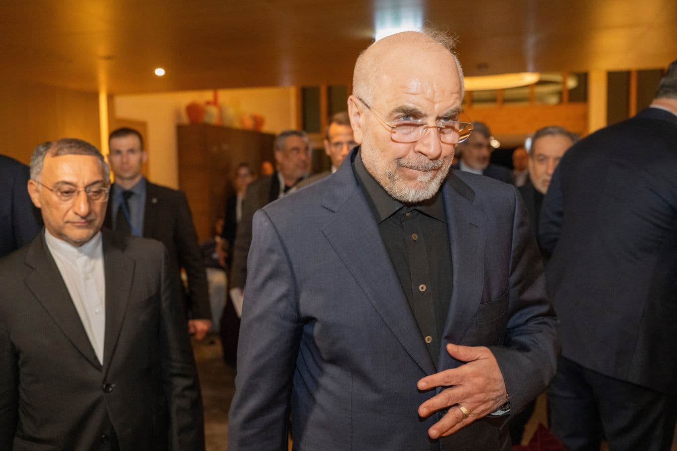Mohammad Bagher Ghalibaf i mitten i samband med förhandlingar i Schweiz. Foto: Urs Flueeler/AP/TT