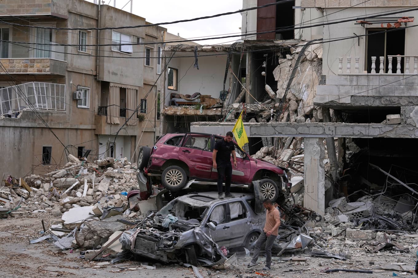 Invånare i södra Libanon går igenom rasmassor efter israeliska anfall, sedan de kunnat återvända till sina hemorter. Bilden togs under måndagen. Foto: Mohammed Zaatari/AP/TT