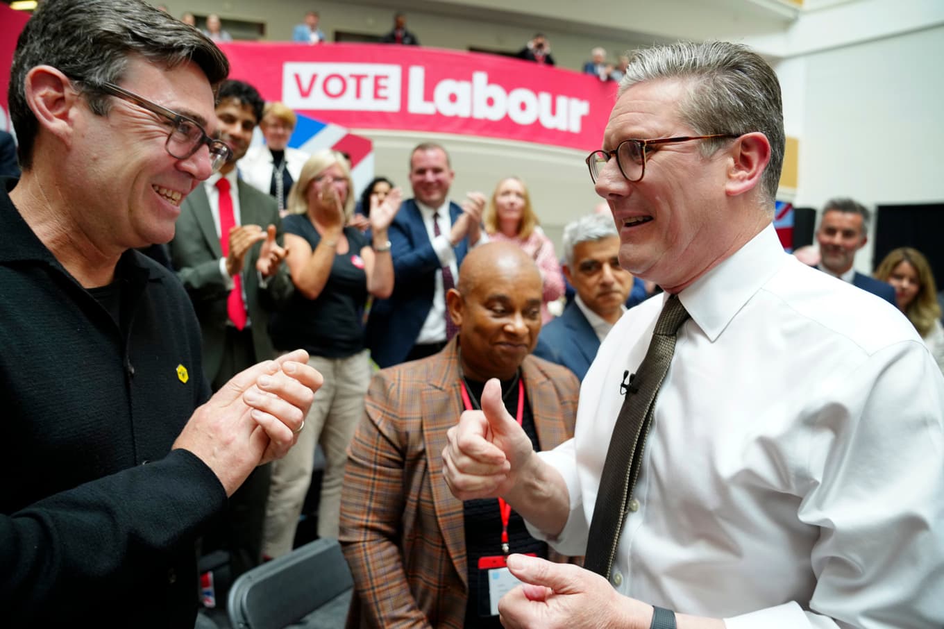 Storbritanniens avgående premiärminister Keir Starmer, till höger, och hans trolige efterträdare Andy Burnham på bild från 2024. Foto: Jon Super/AP/TT