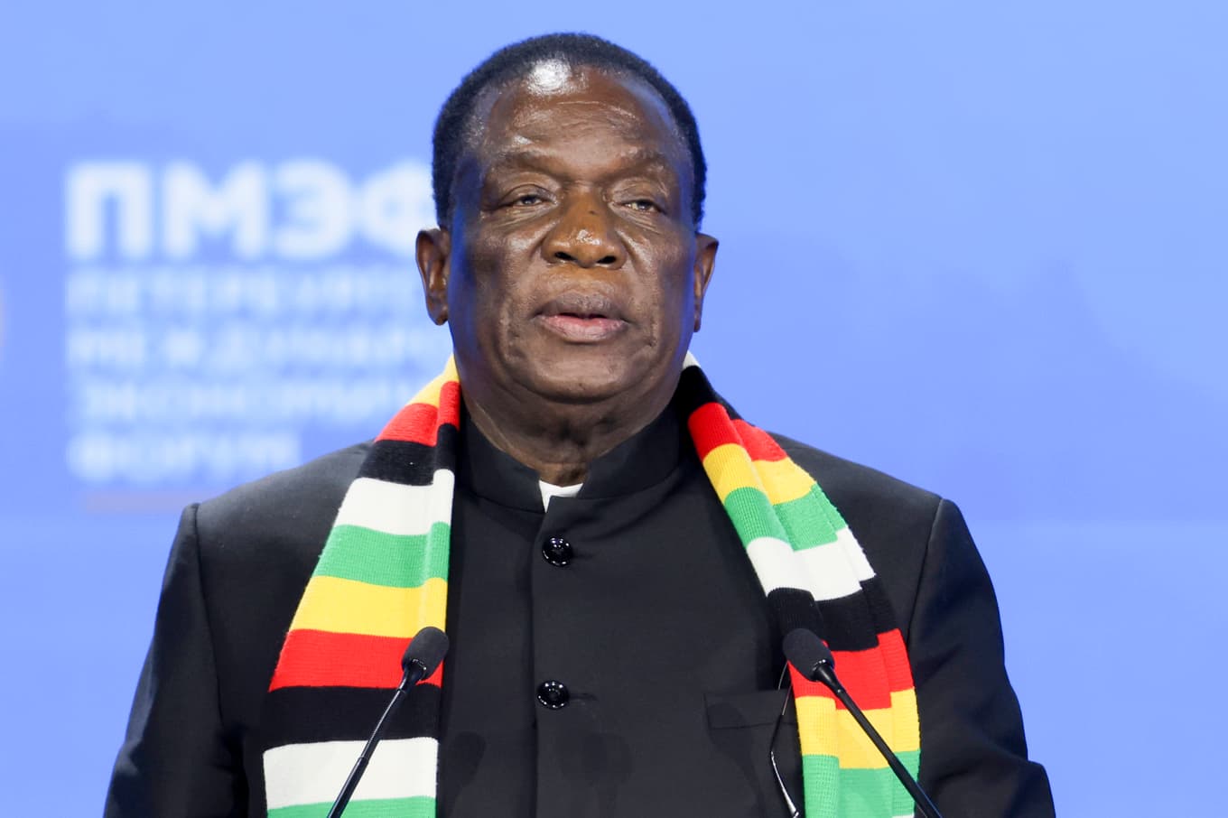Zimbabwes president, en av världens äldsta ledare, Emmerson Mnangagwa ser ut att få mer tid vid makten. Arkivbild. Foto: Anton Vaganov/Pool via AP/TT