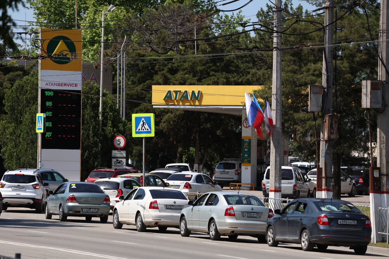 Ukrainas drönarattacker mot ryska oljeraffinaderier har orsakat bränslebrist och långa köer till bensinstationer i Ryssland. Arkivbild. Foto: AP/TT
