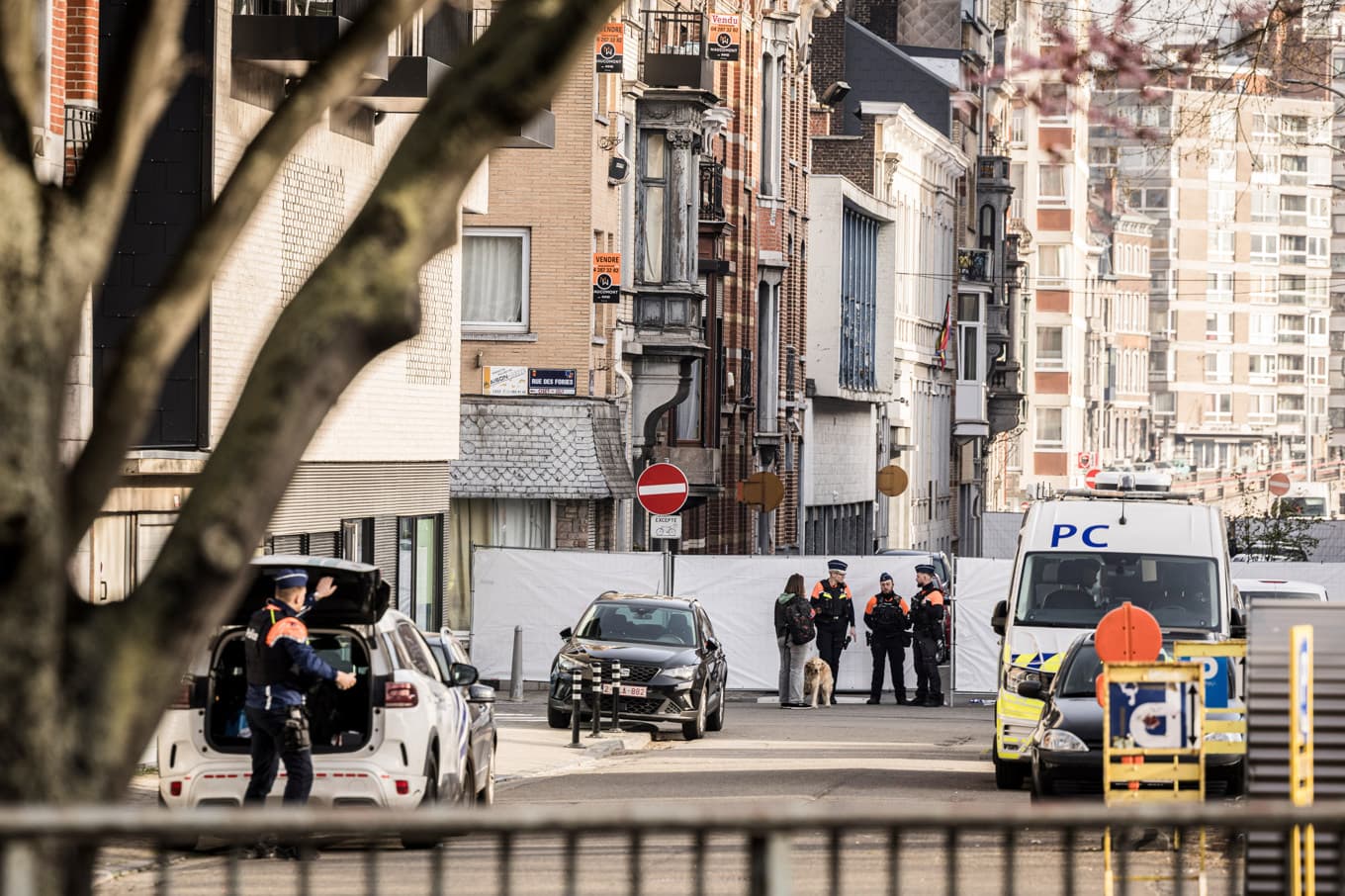 Avspärrningar i närheten av synagogan i samband med attentatet. Foto: Valentin Bianchi/AP/TT