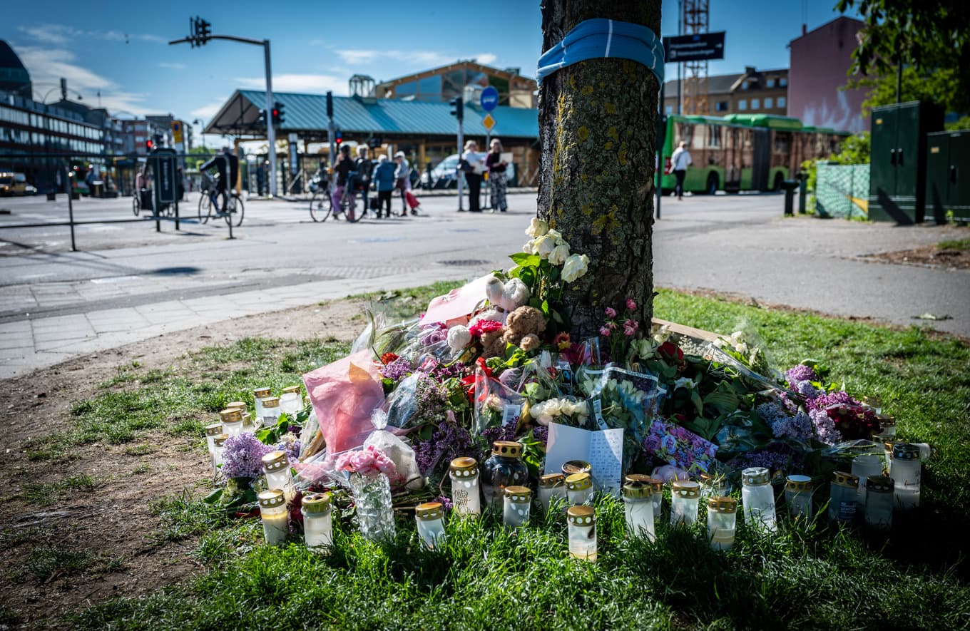 Blommor och ljus på minnesplatsen för den tonårsflicka som dog när hon blev påkörd av en bil på ett övergångsställe i Malmö i maj. Arkivbild. Foto: Johan Nilsson / TT