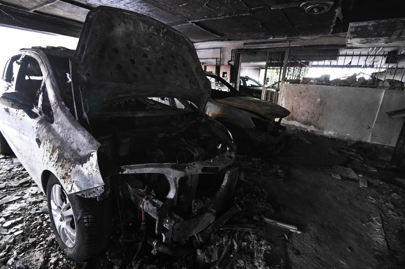 Utbrända fordon efter gryningsattacker i den grekiska hamnstaden Thessaloniki på onsdagen. Foto: Giannis Papanikos/AP/TT