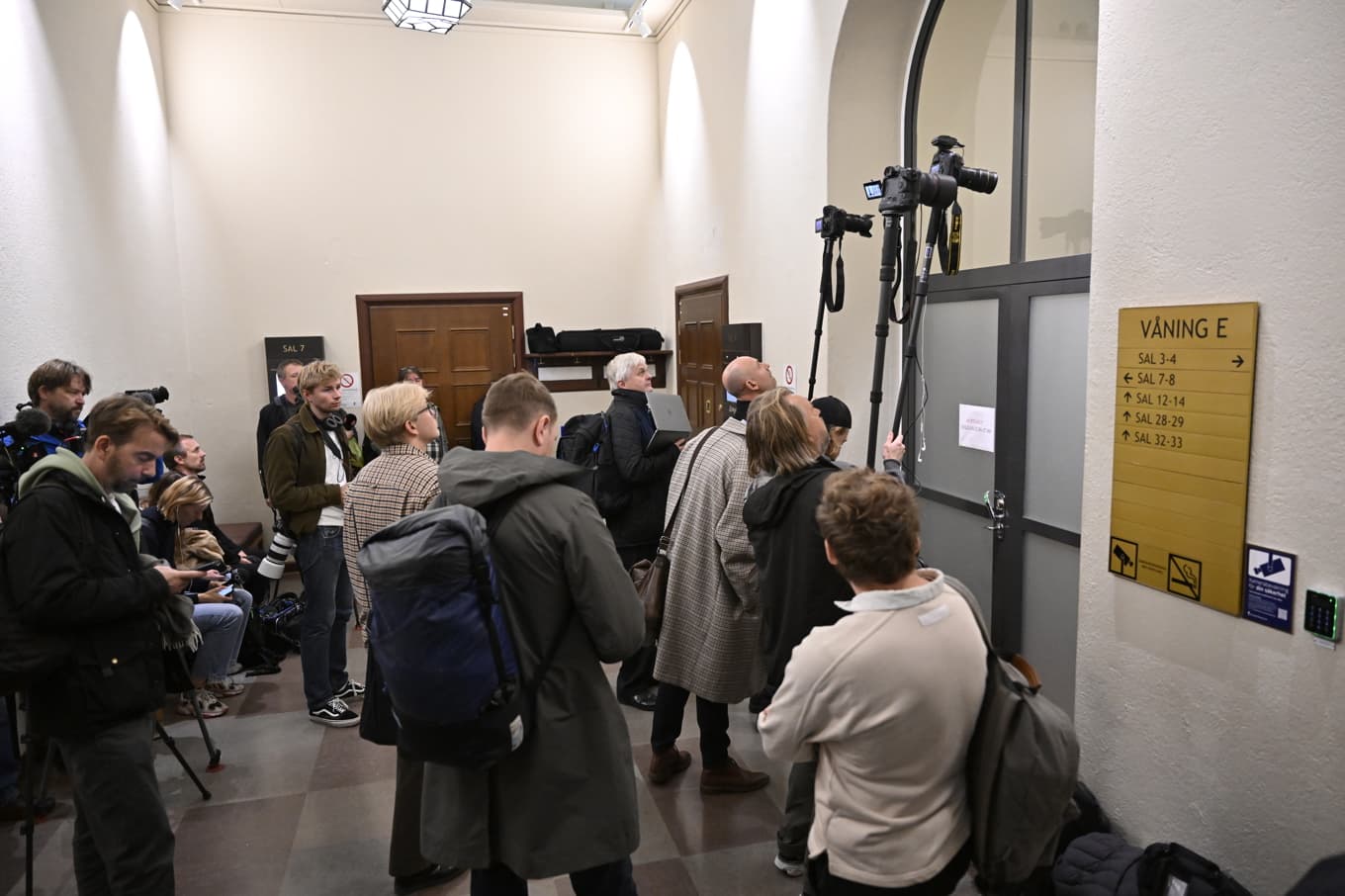 Medieuppbåd i Stockholms tingsrätt i samband med häktningen av paret i oktober 2023. Foto: Henrik Montgomery/TT