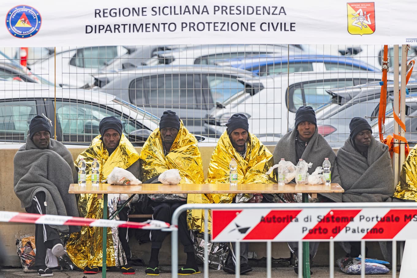 Migranter som tagits om hand av räddningsfartyget ”Ocean Viking” sitter i hamnen i Palermo i södra Italien. Hittills i år har över 1 200 personer dött eller försvunnit på Medelhavet. Foto: Sameer al-Doumy/AFP via Getty Images