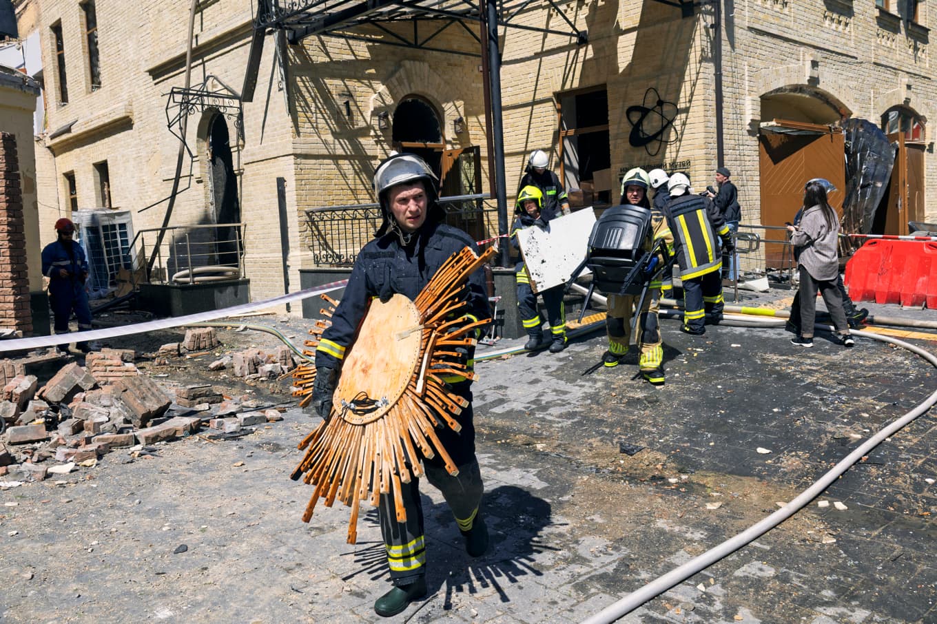 Räddningstjänsten i Kiev tar vara på föremål som har klarat sig efter bombningen av Tjernobylmuseet den 24 maj. Foto: Serhii Okunev / AFP via Getty Images
