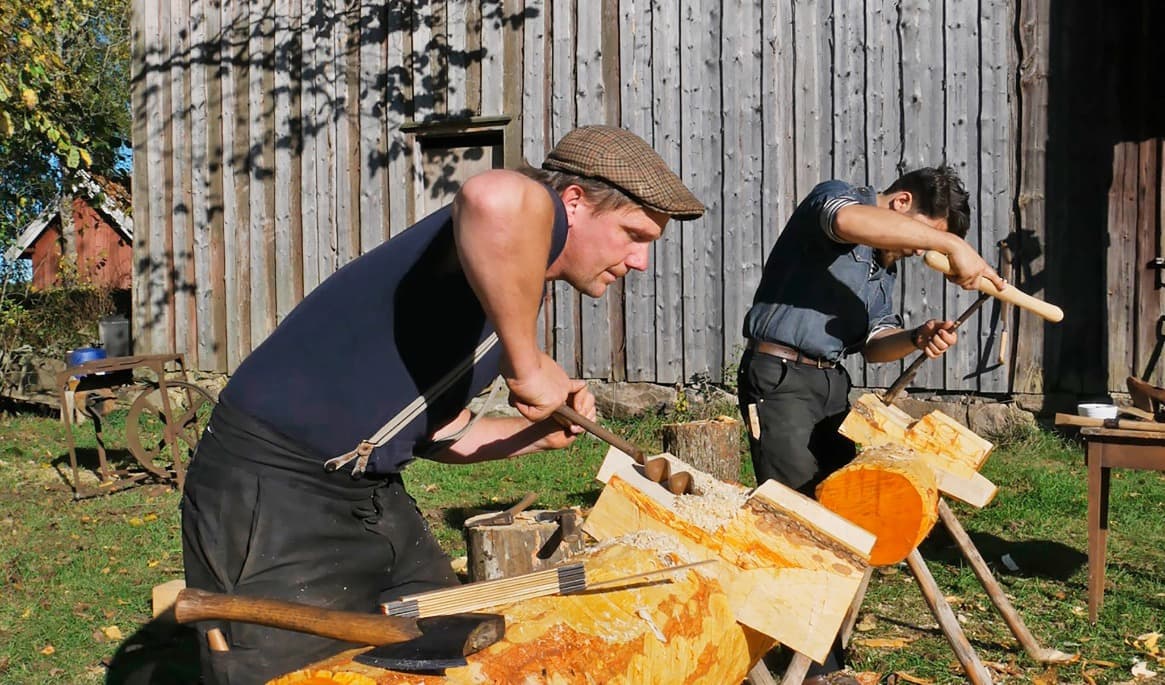 Magnus Jakobsson drivs av nyfikenhet och brinner för det handgjorda. Här undersöker han det näst intill utdöda hantverket att tälja träskor.
Foto: Privat