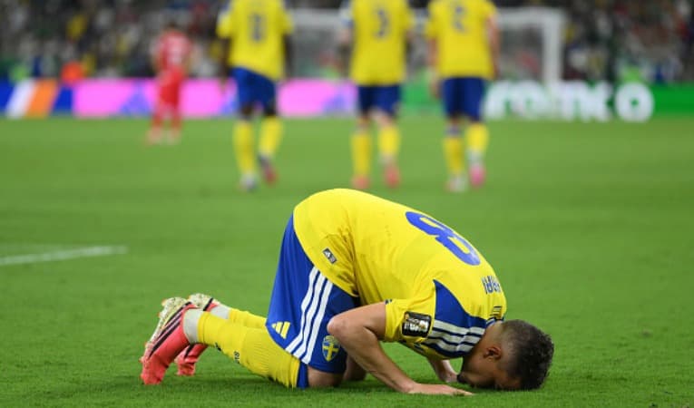 Yasin Ayari firar ett av sina två mål i Sveriges VM-premiär mot Tunisien. Att Ayaris religiösa tro nu används i valrörelsen är smaklöst menar Epoch Times sportchef Jonas Arnesen. Foto: David Ramos/Getty Images