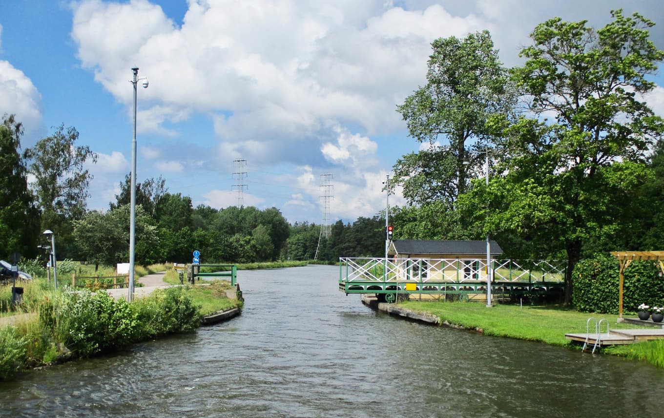 En rullbro över Göta kanal vid dess passage förbi Töreboda. Förutom olika typer av övergångar har kanalen 58 slussar.
Foto: Eskil Malmberg
/Wikimedia Commons