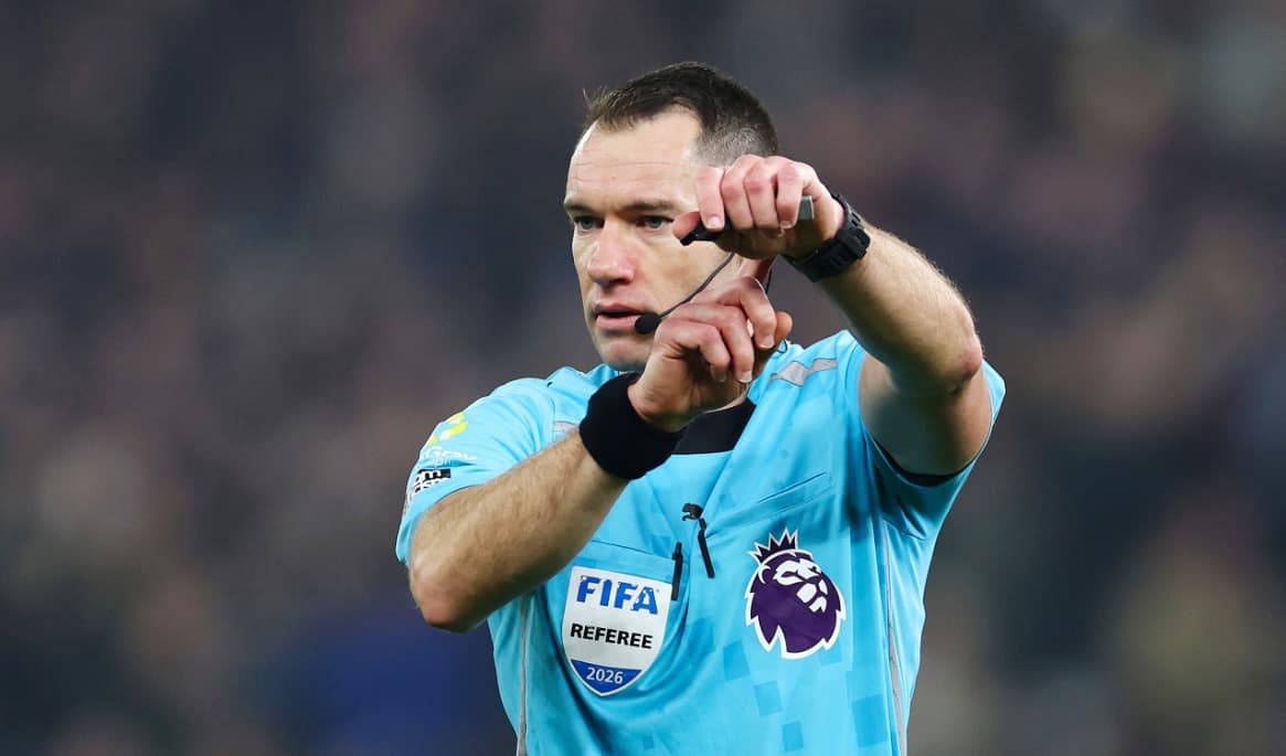 Den engelske domaren Jarred Gillett visar i en match mellan Aston Villa och Chelsea att det maskande laget är på väg att förlora bollen.
Foto: Dan Istitene/Getty Images