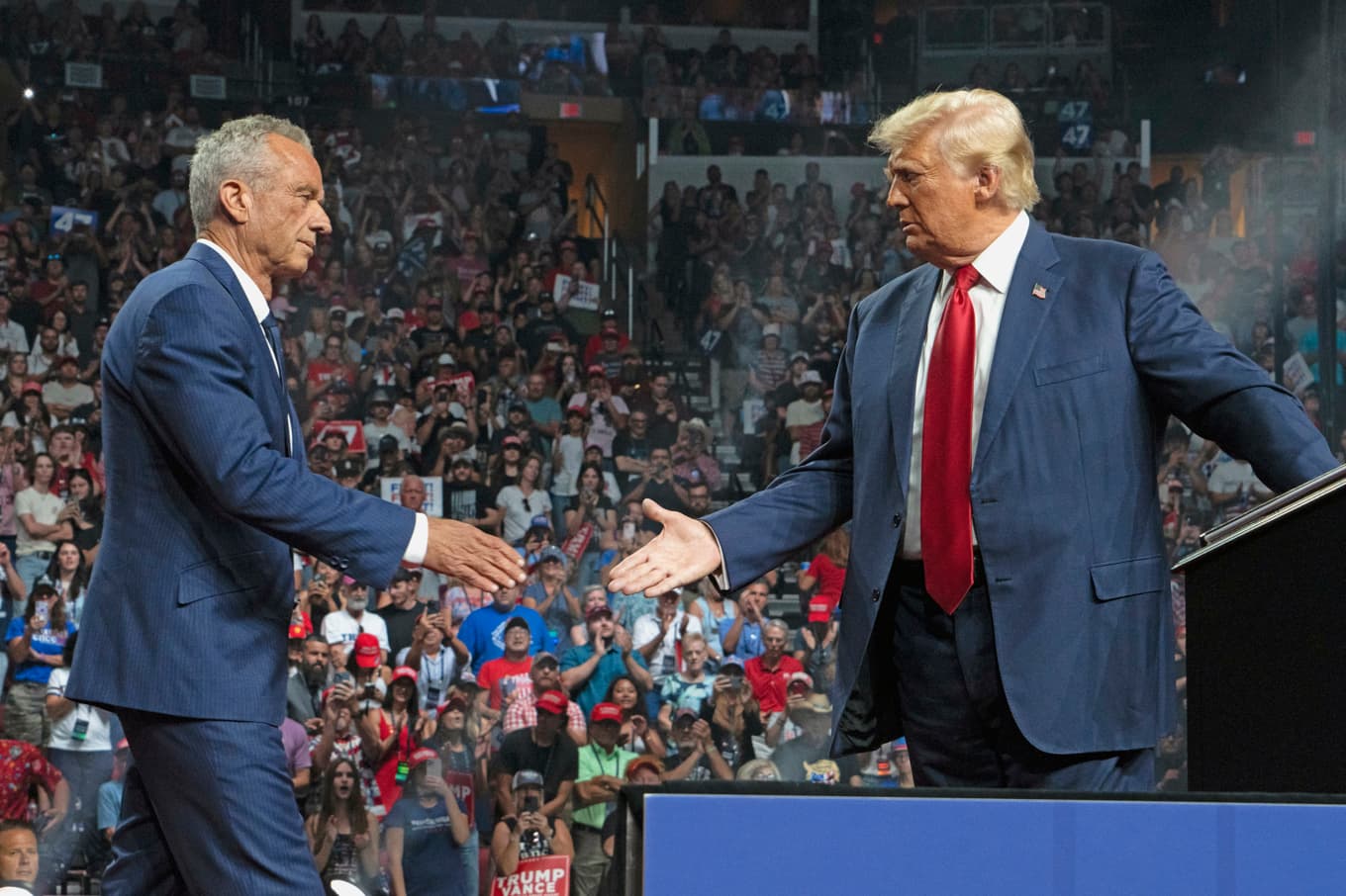 Alliansen mellan den tidigare miljöaktivisten Robert F. Kennedy Jr och högerpopulisten Donald Trump är en av modern amerikansk politiks mer överraskande, men också slagkraftigaste, kombinationer. foto: Rebecca Noble/Getty Images