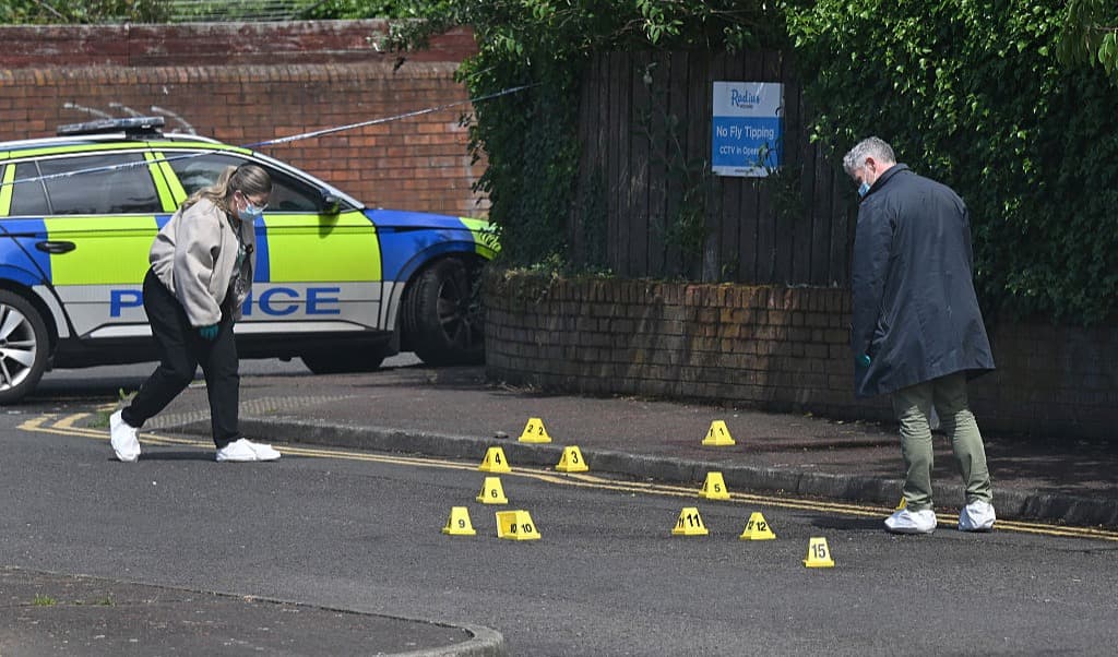 Polis genomför utredningsåtgärder på platsen för knivdådet i norra Belfast. Foto: Charles McQuillan/Getty Images