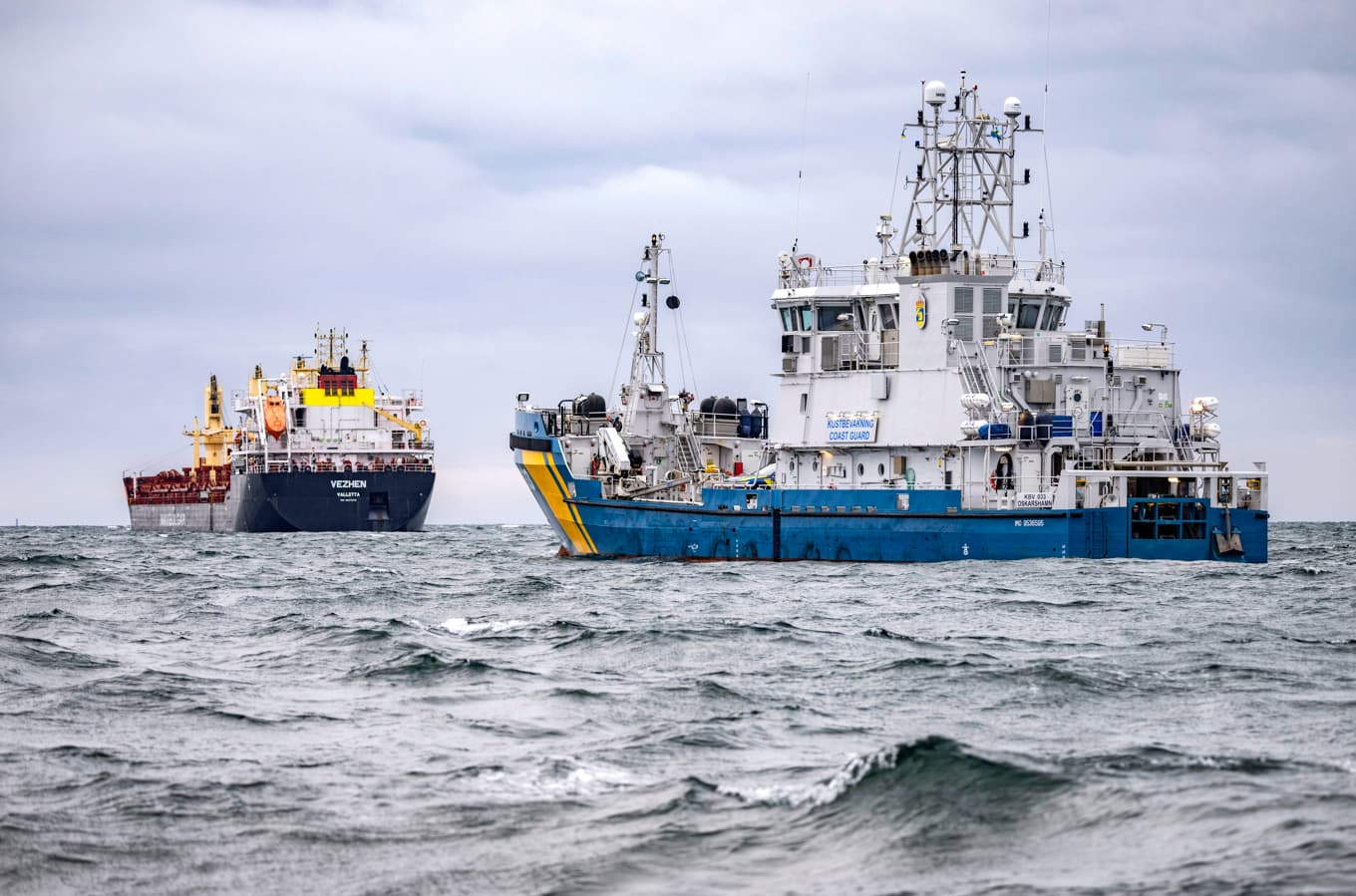 Det Maltaregistrerade fartyget ”Vezhen” passerade området där den lettiska fiberkabeln skadades i Sveriges ekonomiska zon utanför Gotland i januari förra året. Foto: Johan Nilsson/TT