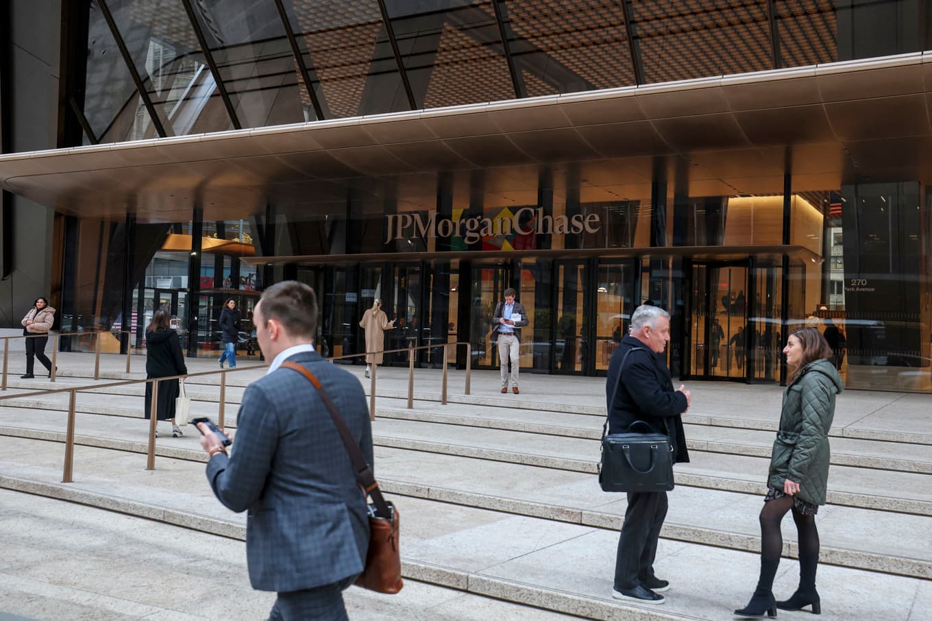 JP Morgan, med huvudkontor i New York, är en bank som enligt flera källor kommer att anställa fler AI-specialister och minska antalet bankanställda.
Foto: Angela Weiss/AFP via Getty Images