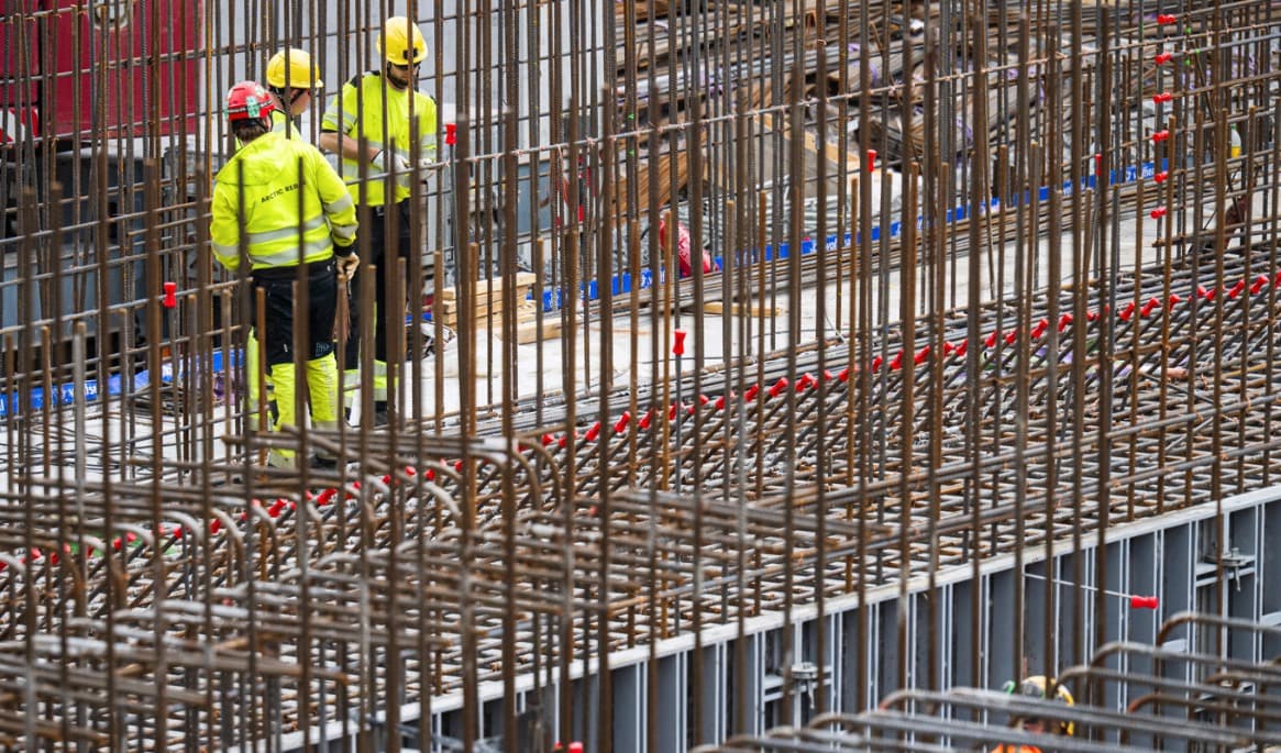 Det saknas bostäder i Sverige. Enligt många byggare skulle fler byggen färdigställas tidigare och till lägre pris om kommunerna agerade annorlunda. Foto: Jonathan Näckstrand/AFP