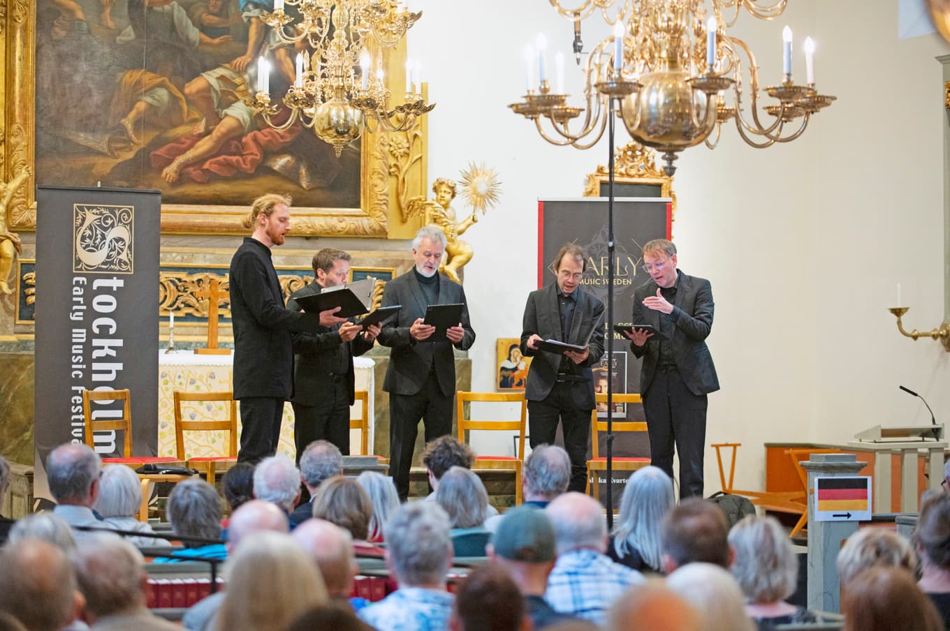 Ensemblen Ordo Virtutum i sångartagen under ledning av Stefan Johannes Morent, längst till höger.
Foto: Pablo Palmieri