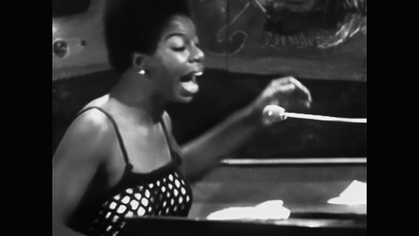 Nina Simone mitt i musiken – på scen vid pianotangenterna. Foto: C Major
