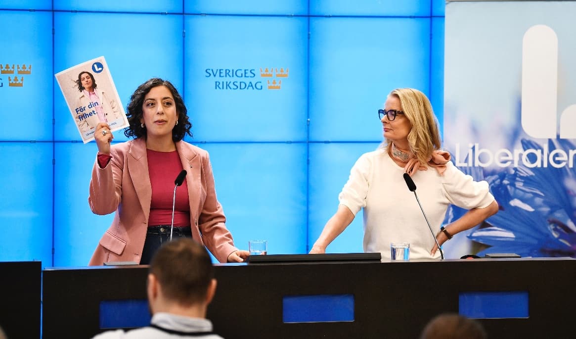 Partiledare Simona Mohamsson (L) och vice partiordförande Lotta Edholm (L), under en pressträff om partiets valmanifest. Foto: Lars Schröder/TT