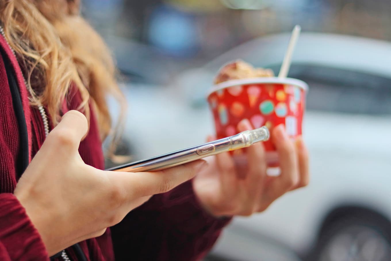 Unga har nästan alltid sin mobil i ena handen och något ät- eller drickbart i den andra.
Foto: DinkeyDoodle/shutterstock