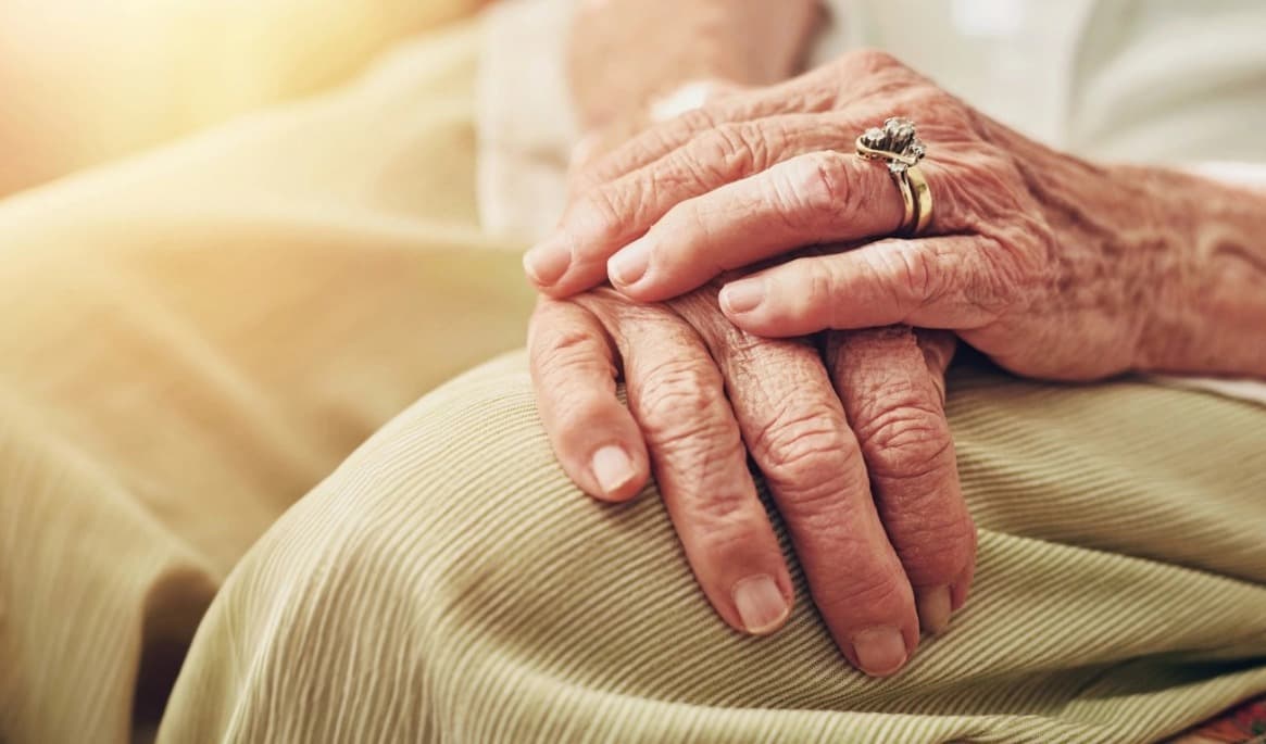 Totalt sju personer står åtalade för bedrägerier mot äldre. Foto: Shutterstock