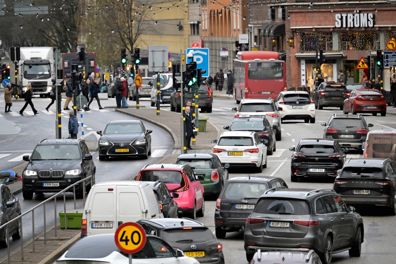 Sveavägen präglas av trafikkaos efter de breddade cykelbanorna. Foto: Janerik Henriksson/TT